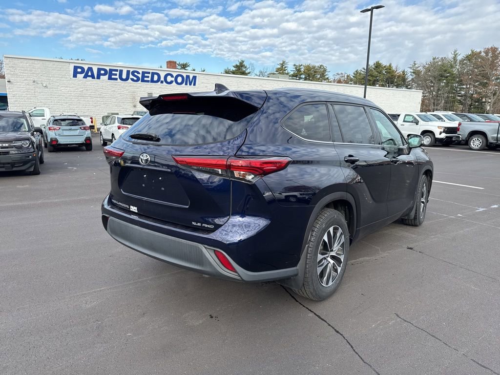 Used 2020 Toyota Highlander XLE image 3