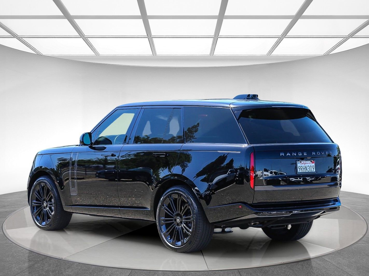 Used 2025 Land Rover Range Rover SE image 2