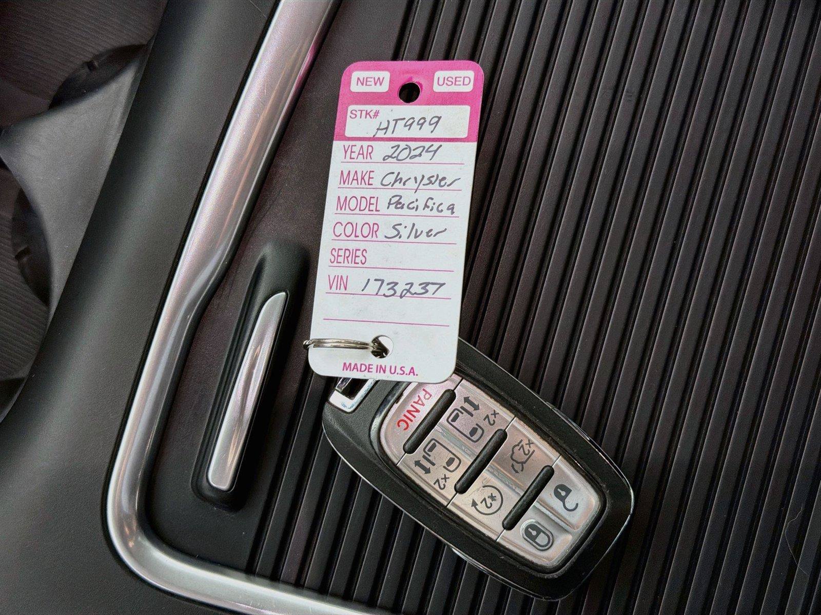 Used 2024 Chrysler Pacifica Touring-L FWD image 4