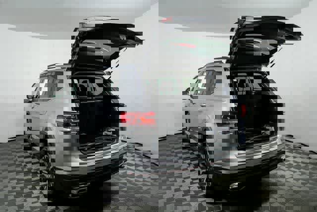 Certified 2025 Volkswagen Atlas SE image 32