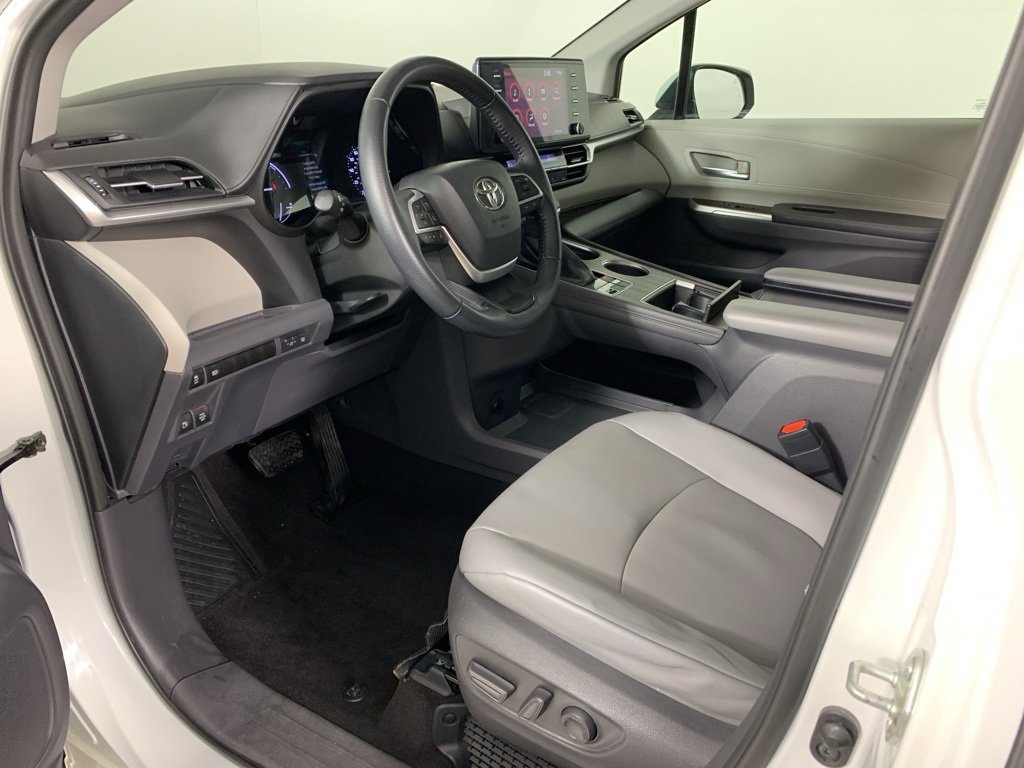 Used 2021 Toyota Sienna XLE image 32