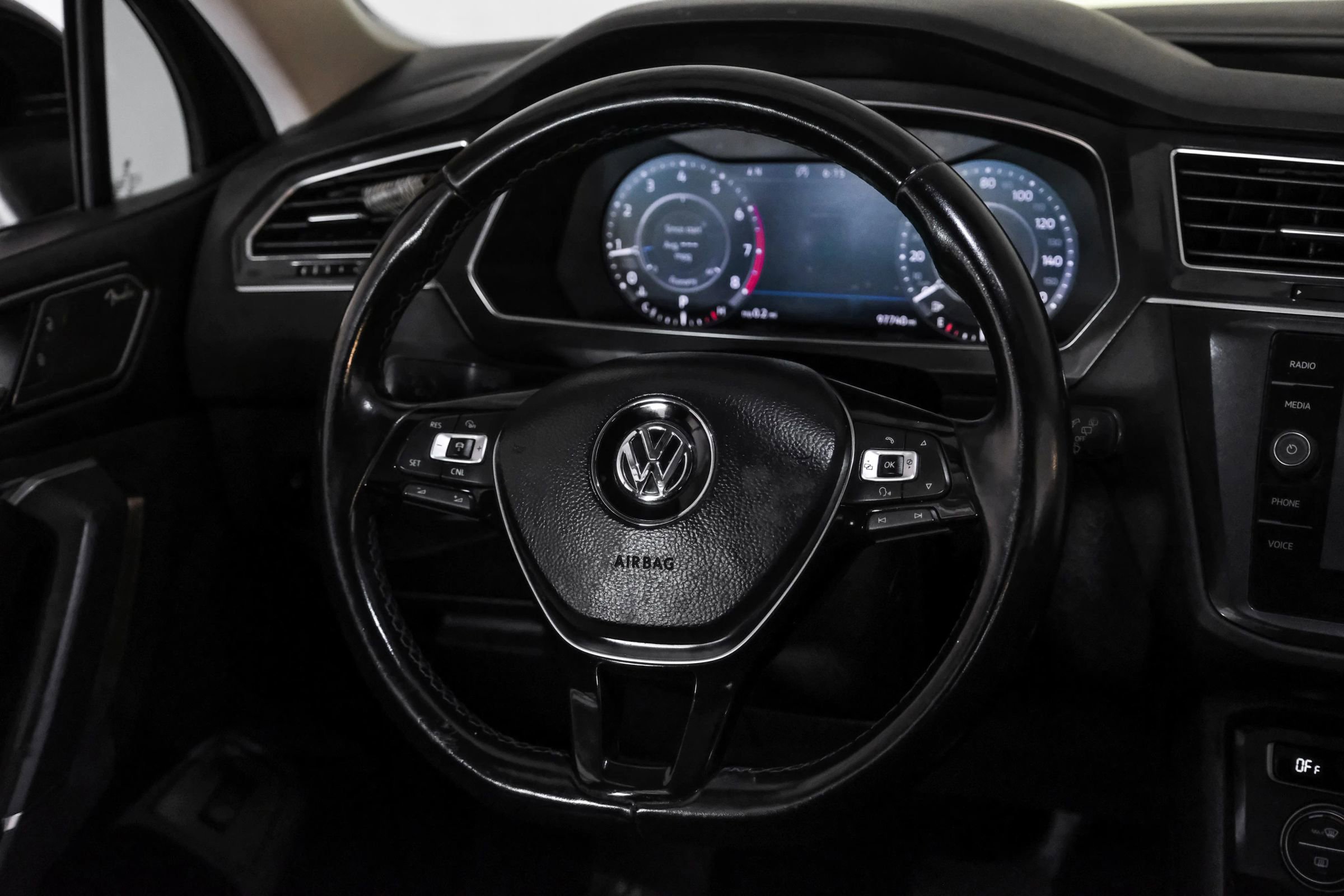 Used 2018 Volkswagen Tiguan SEL Premium image 18