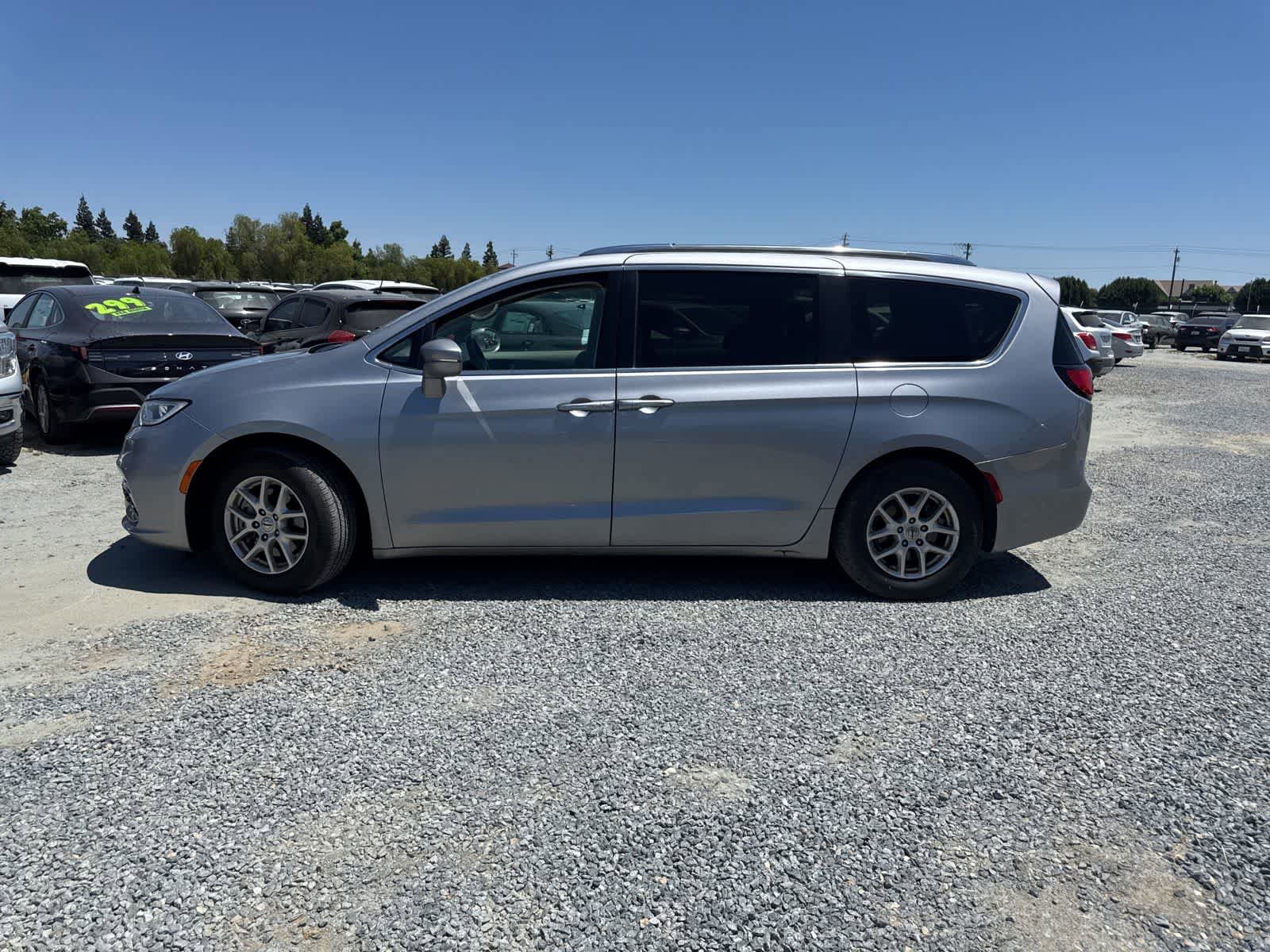 Used 2021 Chrysler Pacifica Touring-L FWD image 8