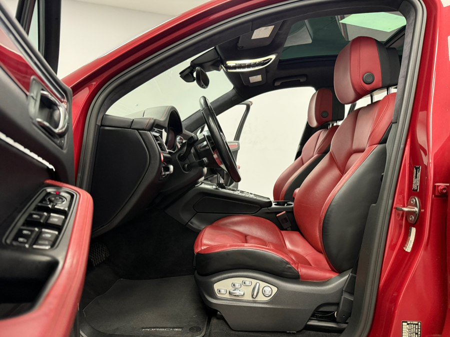 Used 2015 Porsche Macan Turbo w/ Premium Package Plus AWD/4WD image 40