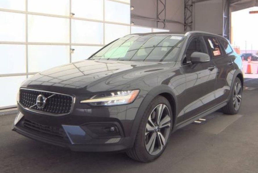 Used 2025 Volvo V60 B5 Cross Country Plus AWD/4WD image 1