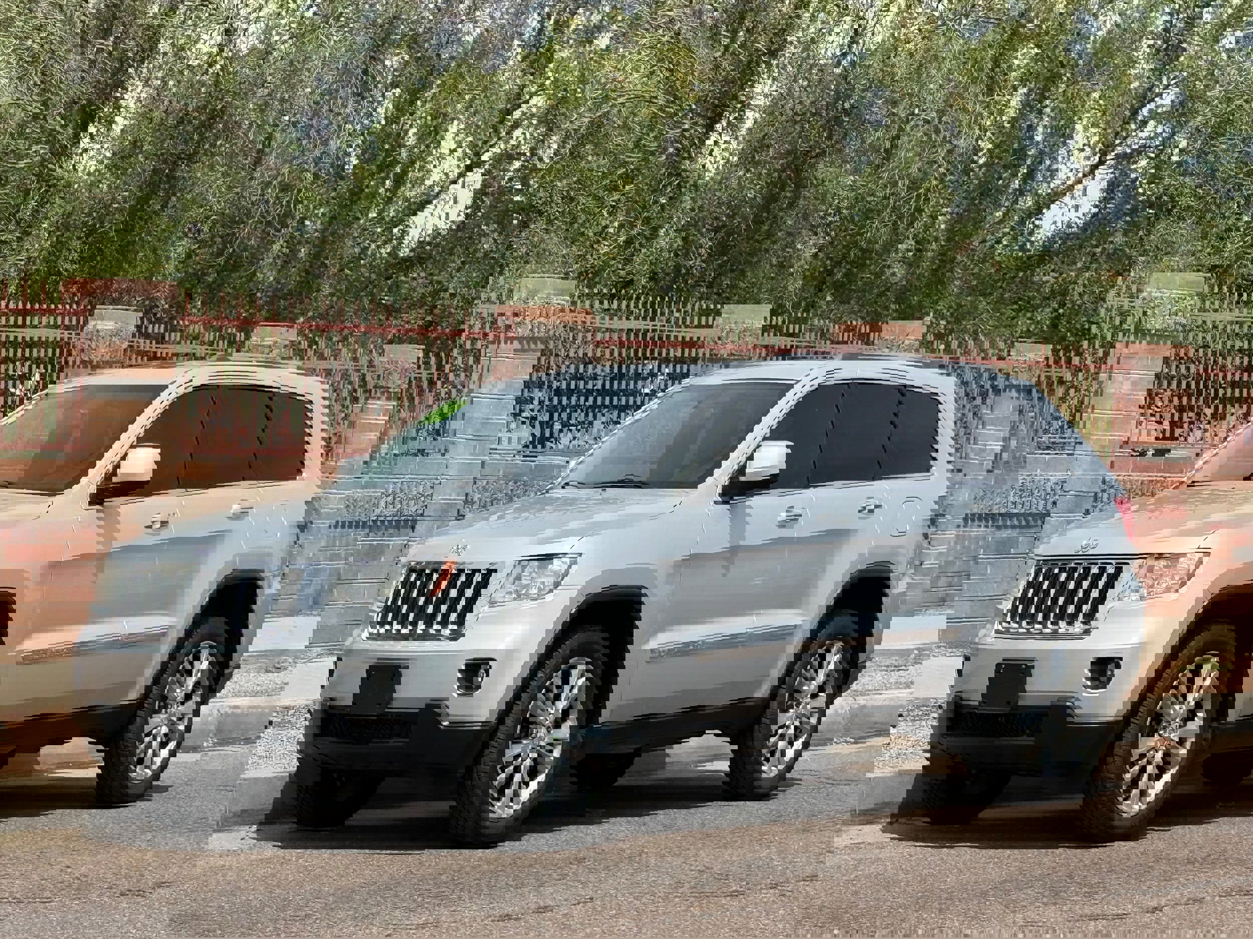 Used 2013 Jeep Grand Cherokee Laredo AWD/4WD image 1