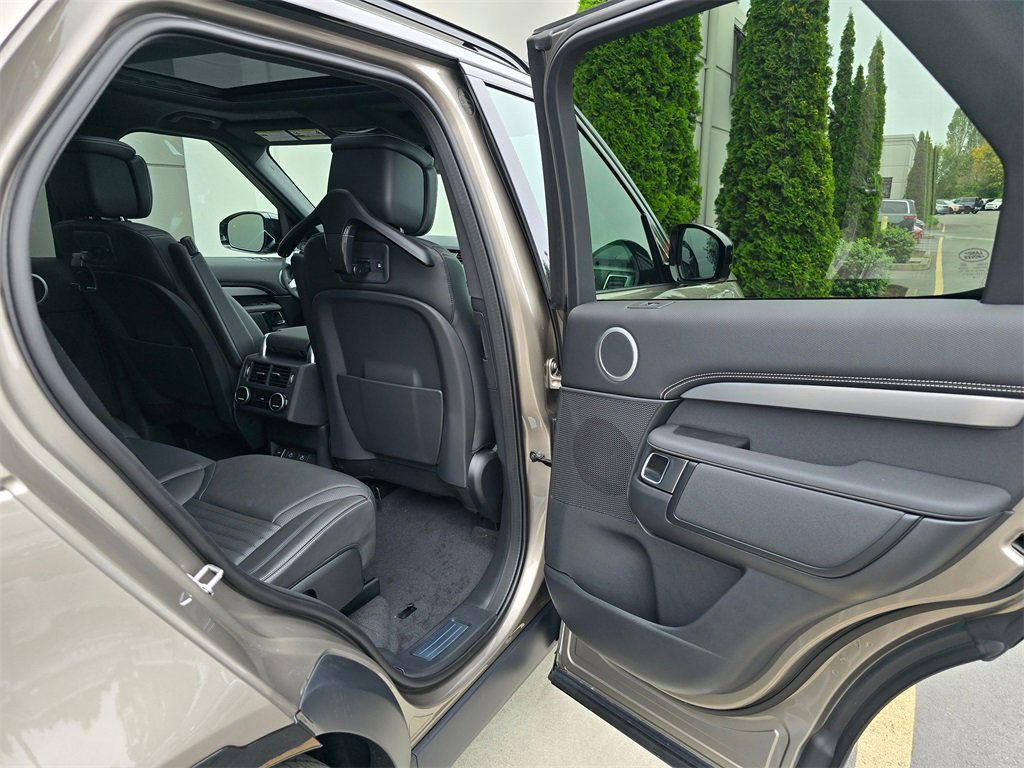 New 2025 Land Rover Discovery Dynamic SE image 29