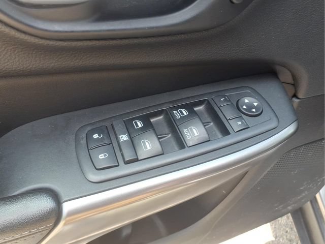 Used 2019 Jeep Cherokee Limited AWD/4WD image 12