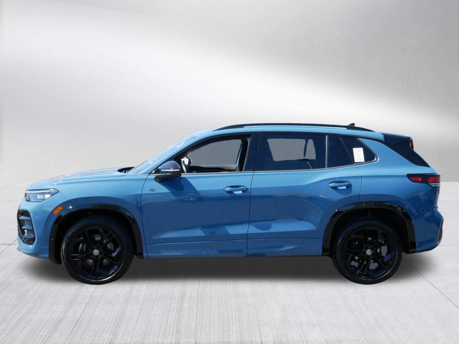 Certified 2025 Volkswagen Tiguan SE R-Line AWD/4WD image 4