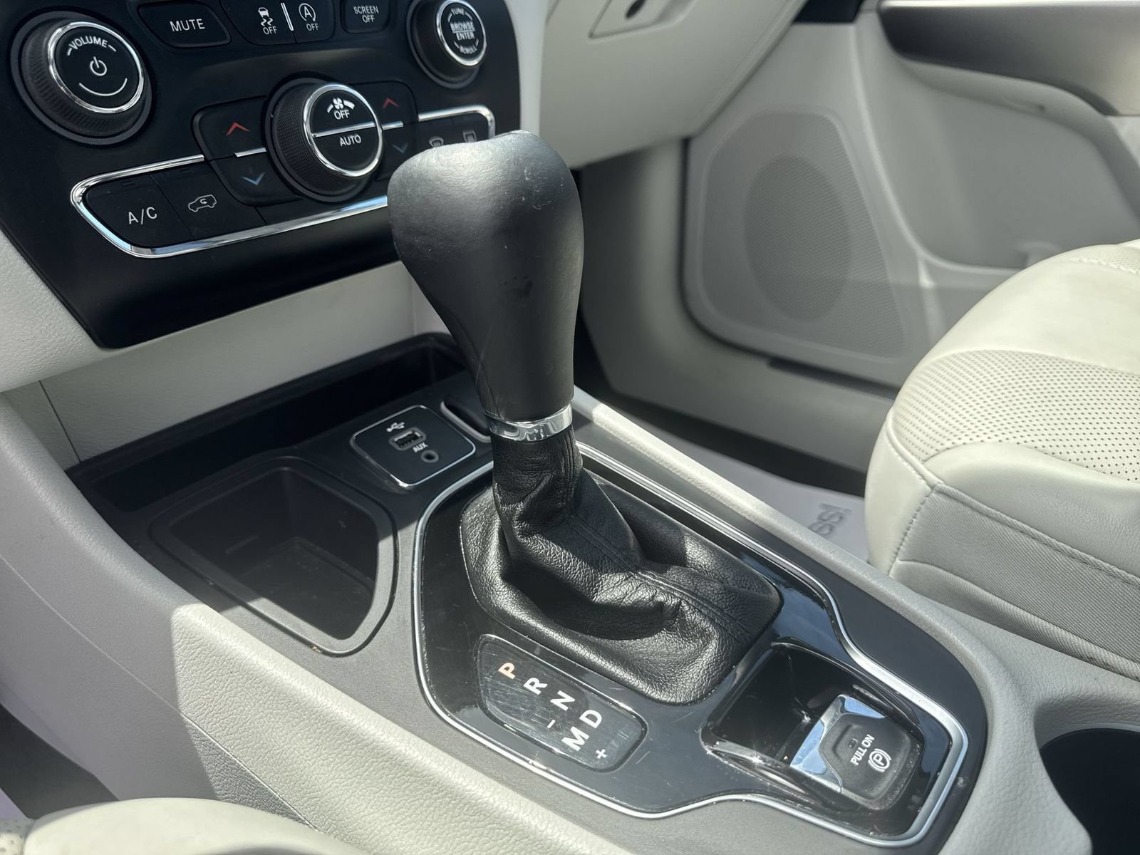 Used 2019 Jeep Cherokee Limited w/ Luxury Group FWD image 23