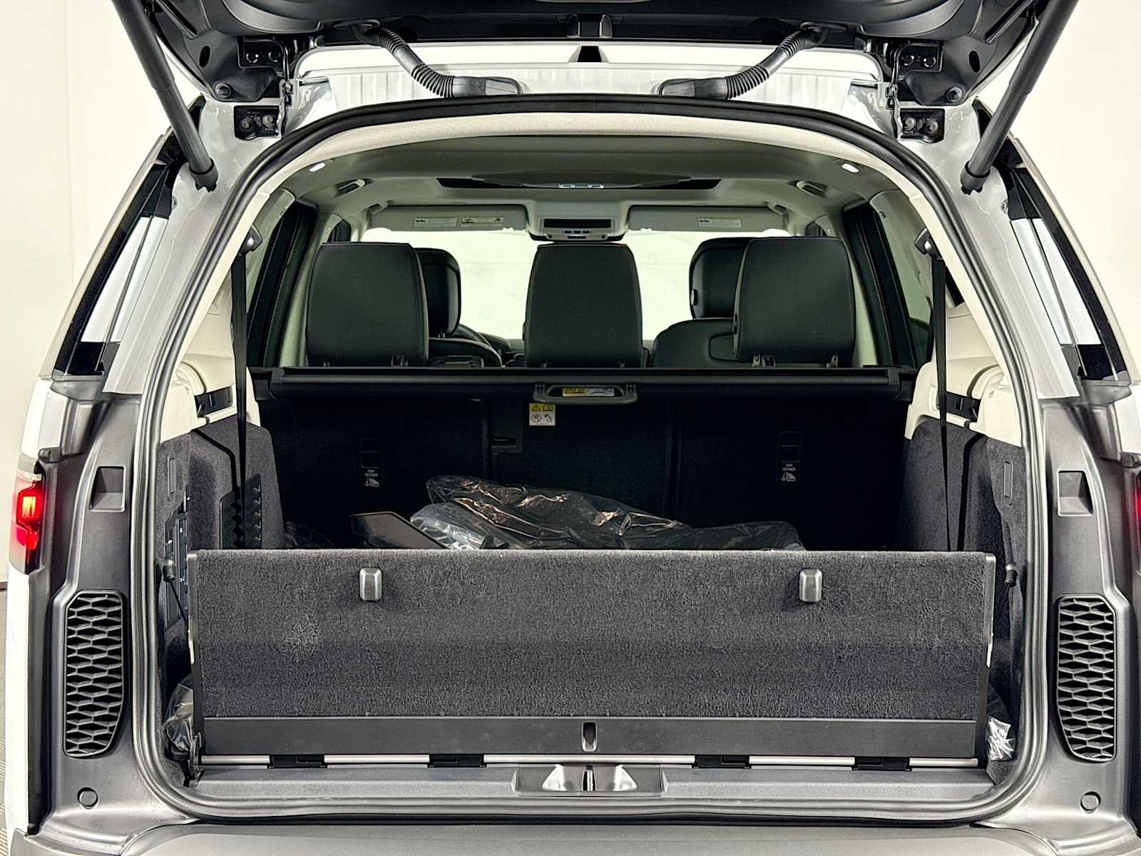 New 2025 Land Rover Discovery S AWD/4WD image 26