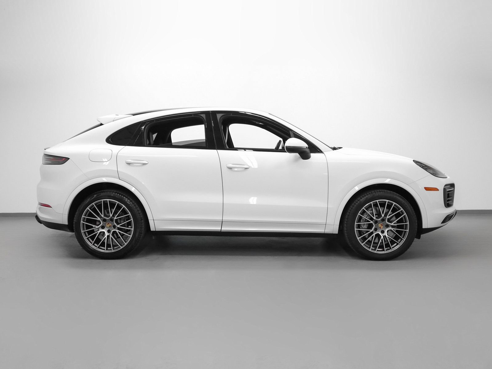Certified 2022 Porsche Cayenne Platinum Edition image 13
