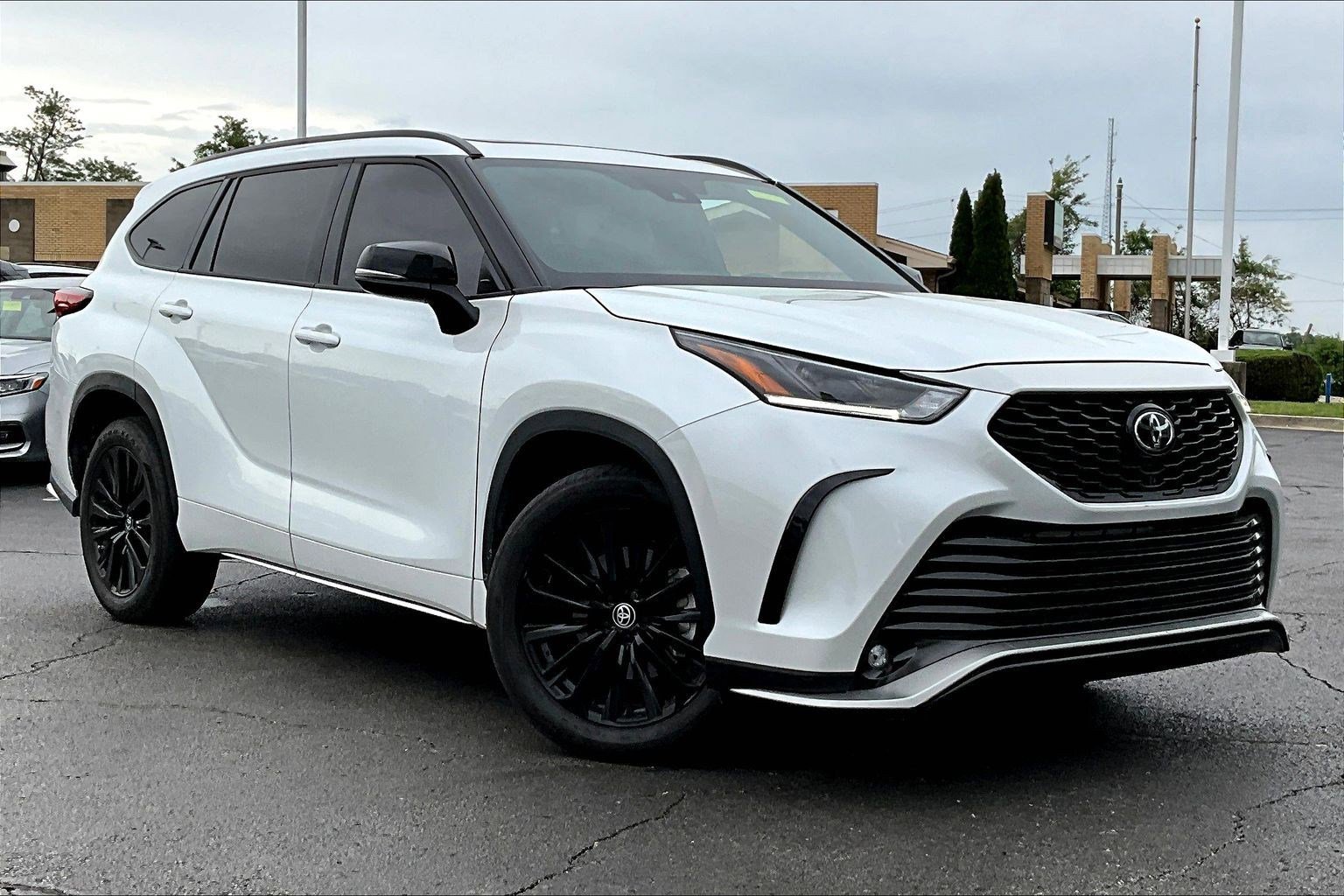 Used 2023 Toyota Highlander XSE AWD/4WD image 2