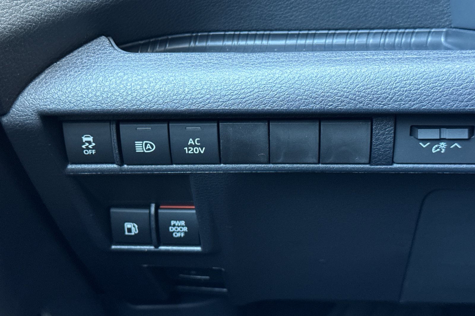 Certified 2025 Toyota Sienna XSE image 35