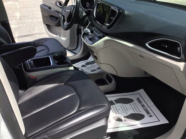 Used 2024 Chrysler Pacifica Touring-L FWD image 19