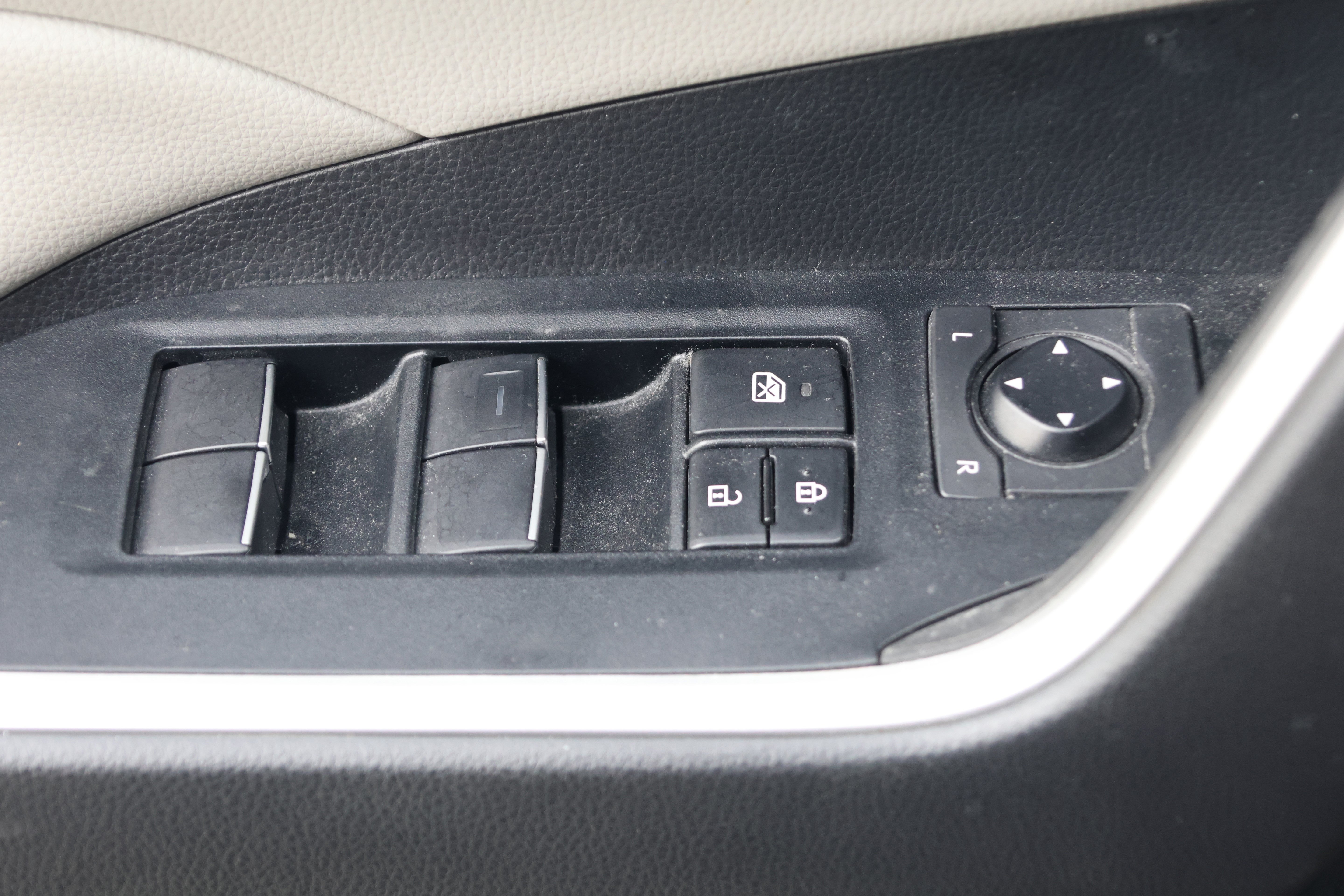 Used 2019 Toyota RAV4 XLE Premium FWD image 13