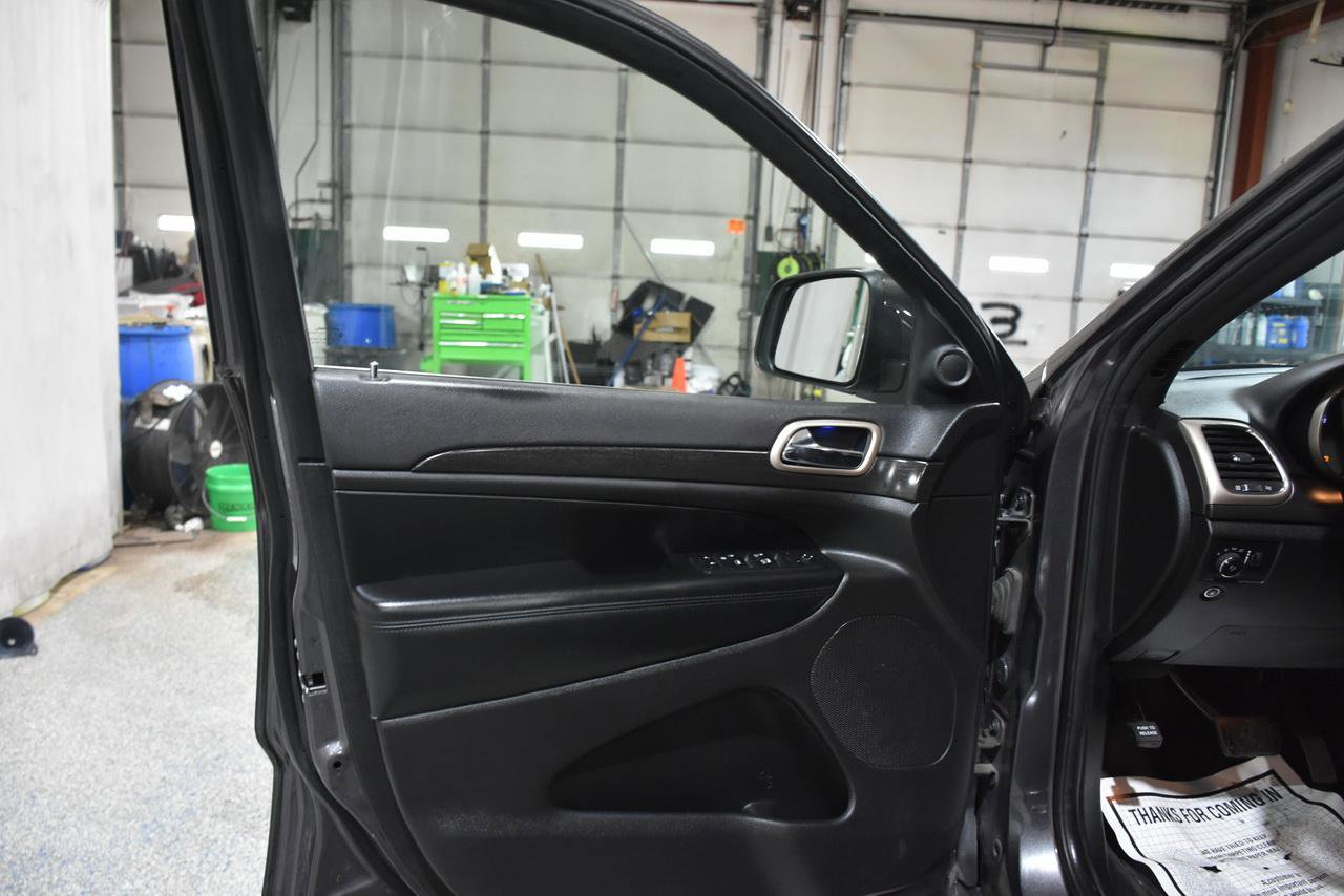 Used 2017 Jeep Grand Cherokee Laredo w/ Quick Order Package 23E AWD/4WD image 10