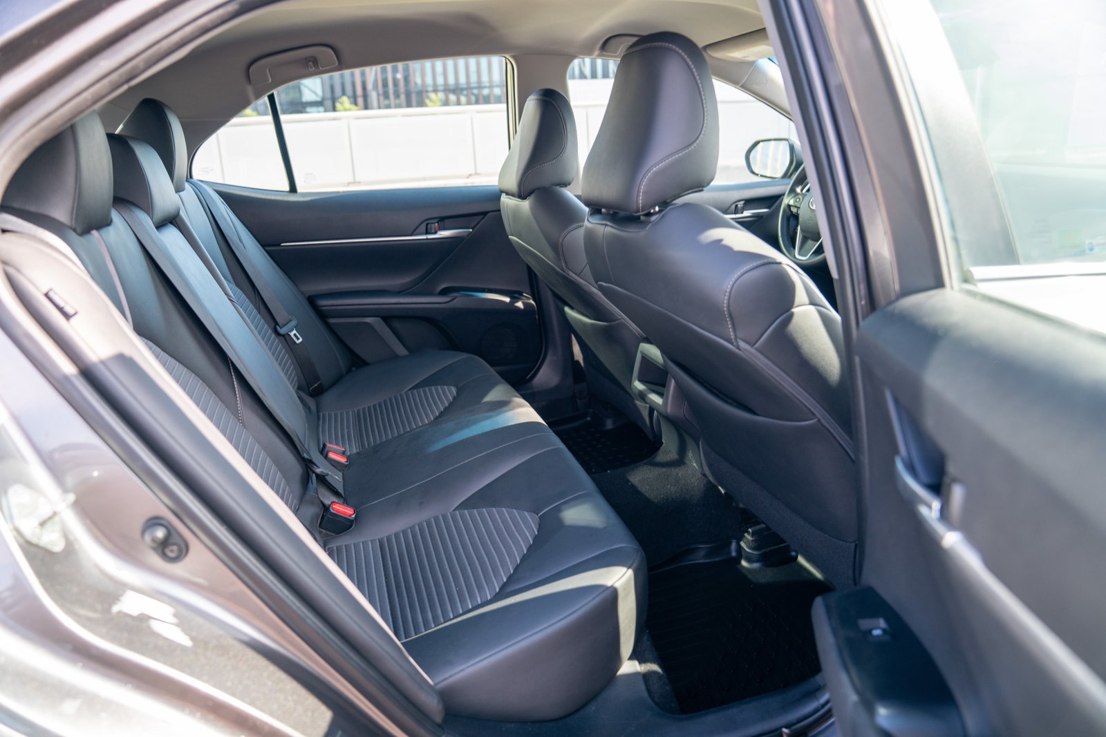 Used 2018 Toyota Camry SE w/ Convenience Package FWD image 21