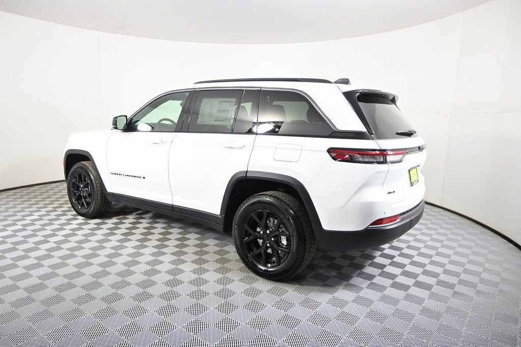 New 2026 Jeep Grand Cherokee Laredo image 4