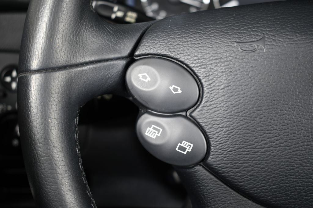 Used 2005 Mercedes-Benz CLK 500 Cabriolet image 33