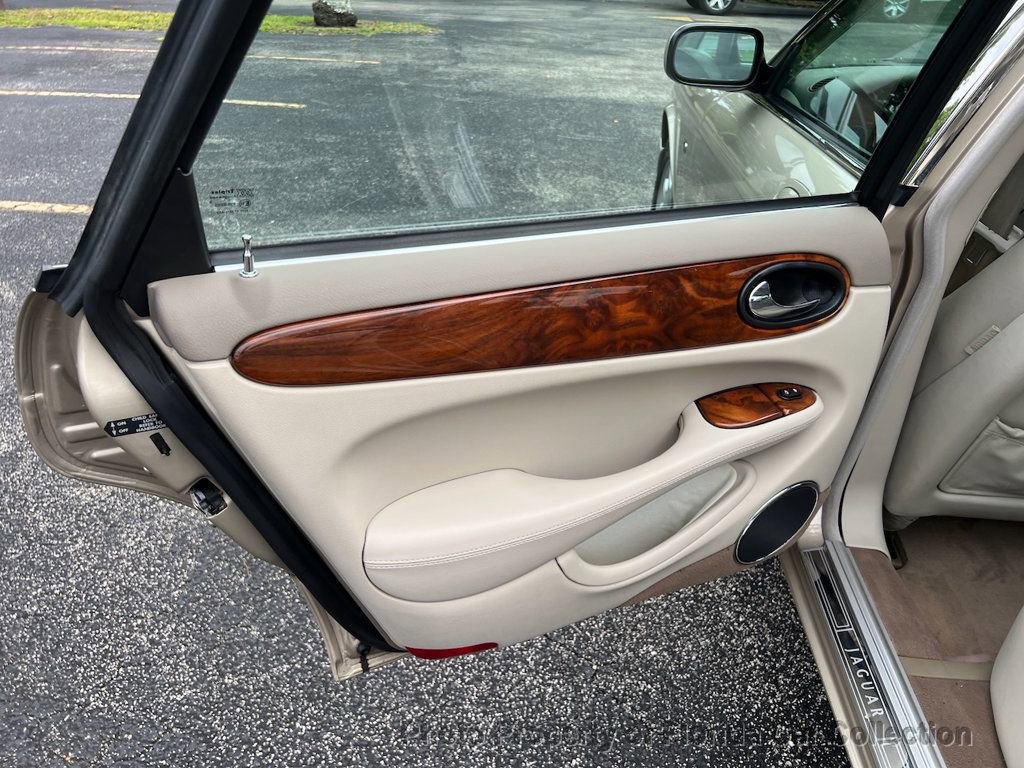 Used 2000 Jaguar XJ8 image 29