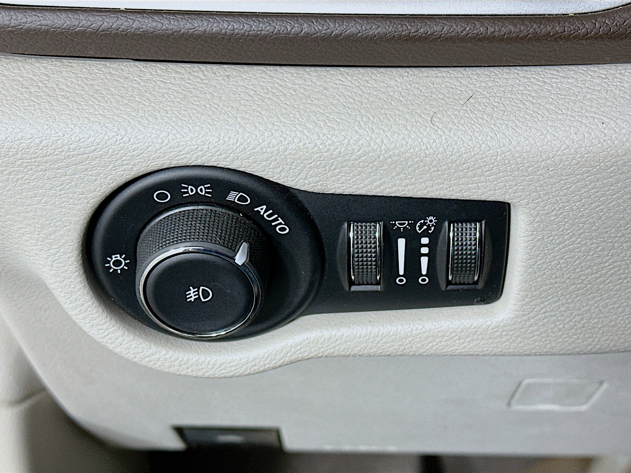 Used 2017 Chrysler Pacifica Touring-L w/ Tire & Wheel Group image 17