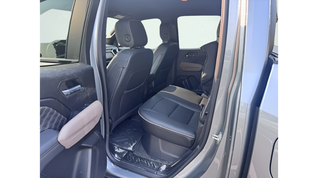 Used 2025 GMC Canyon Denali AWD/4WD image 12