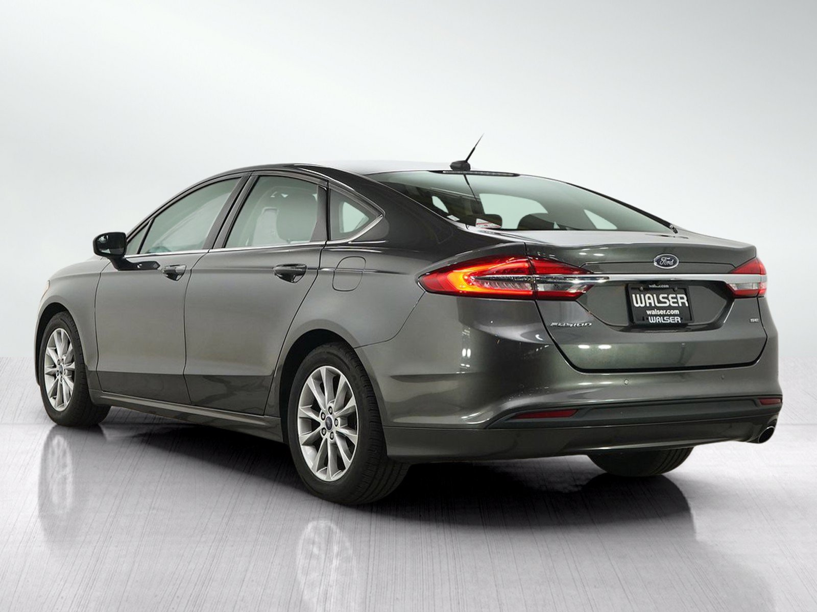 Used 2017 Ford Fusion SE w/ Fusion SE Technology Package FWD image 3