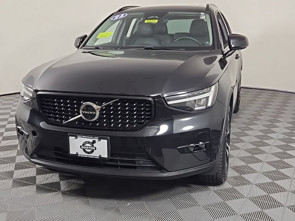 Certified 2023 Volvo XC40 B5 Plus w/ Driver Assist Package AWD/4WD image 3
