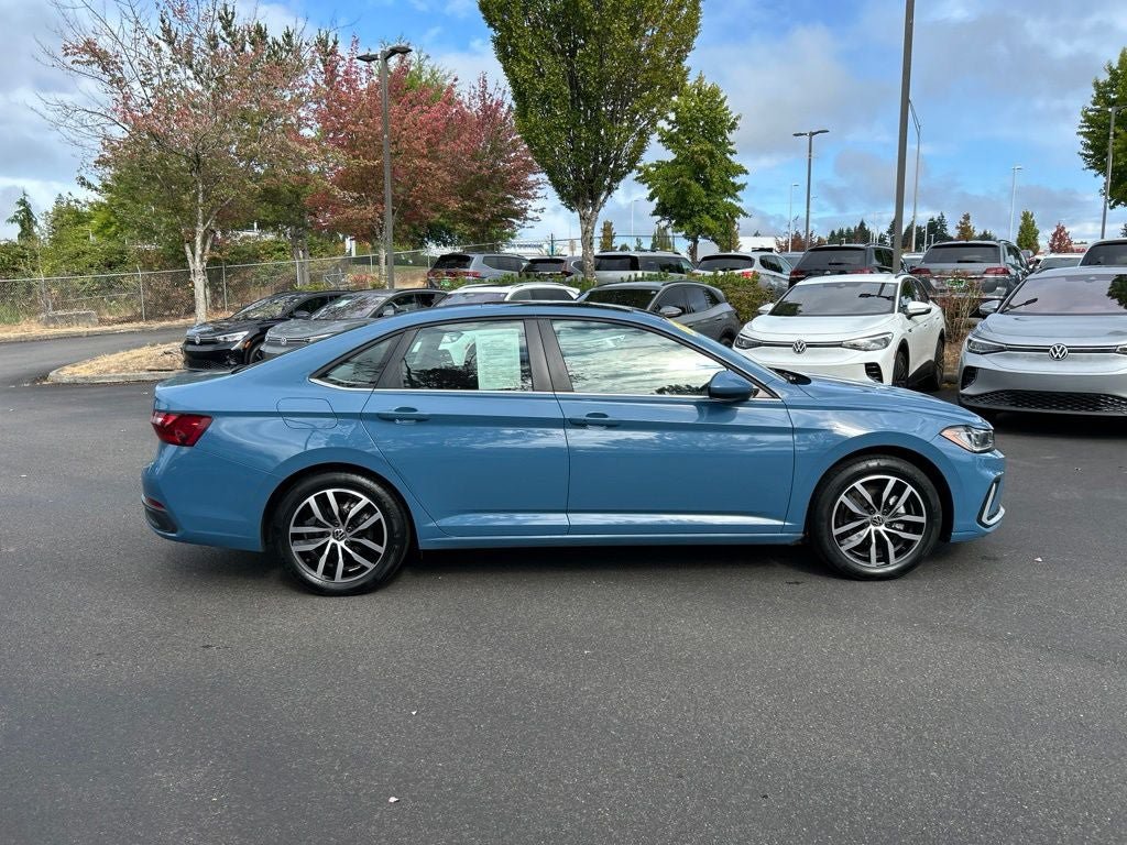 Used 2025 Volkswagen Jetta SE FWD image 8