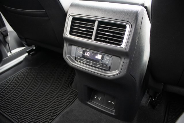 Used 2024 Volkswagen Atlas SE image 23