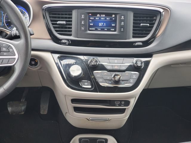 Used 2017 Chrysler Pacifica Touring image 31