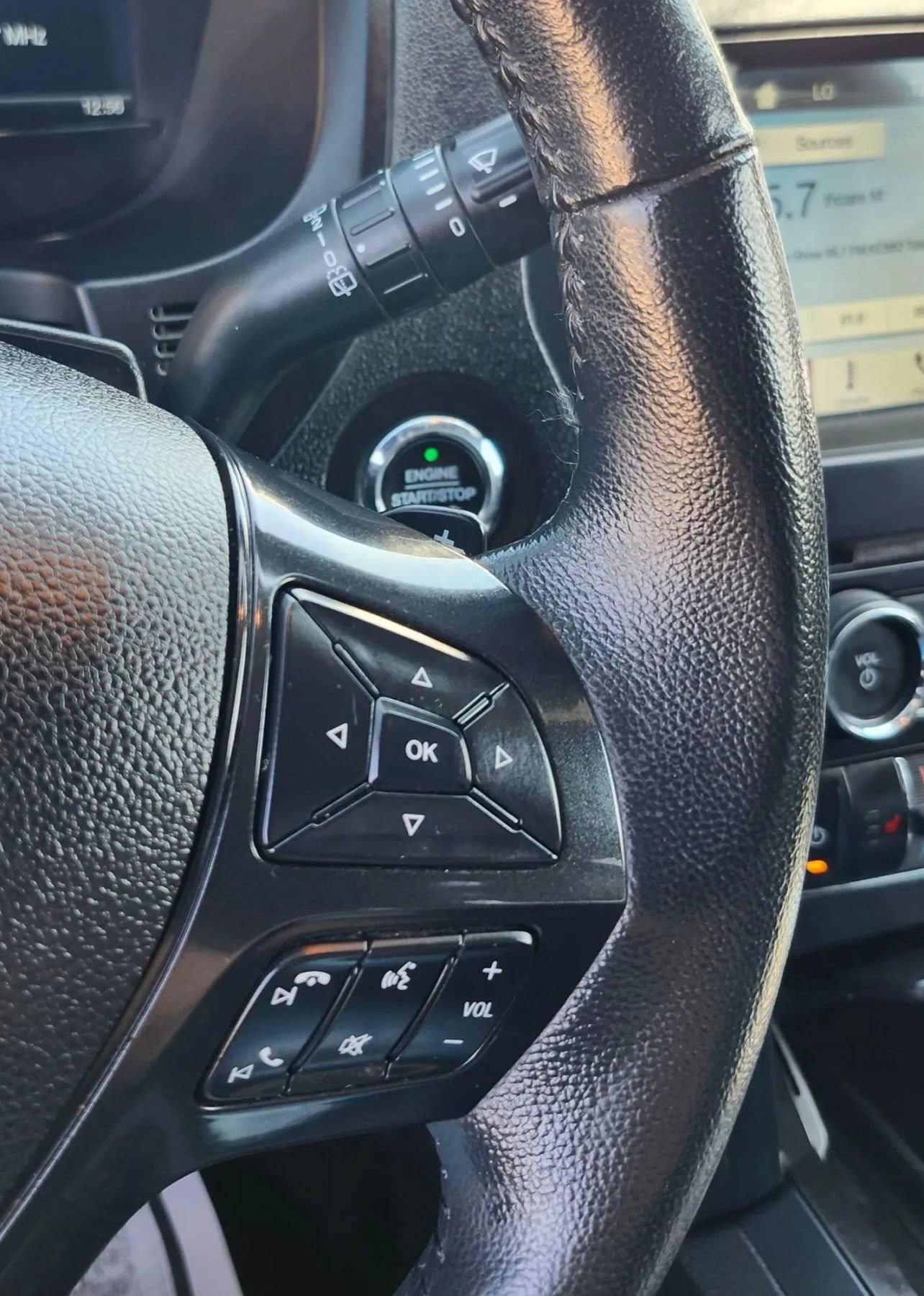 Used 2017 Ford Explorer XLT w/ Equipment Group 202A AWD/4WD image 30