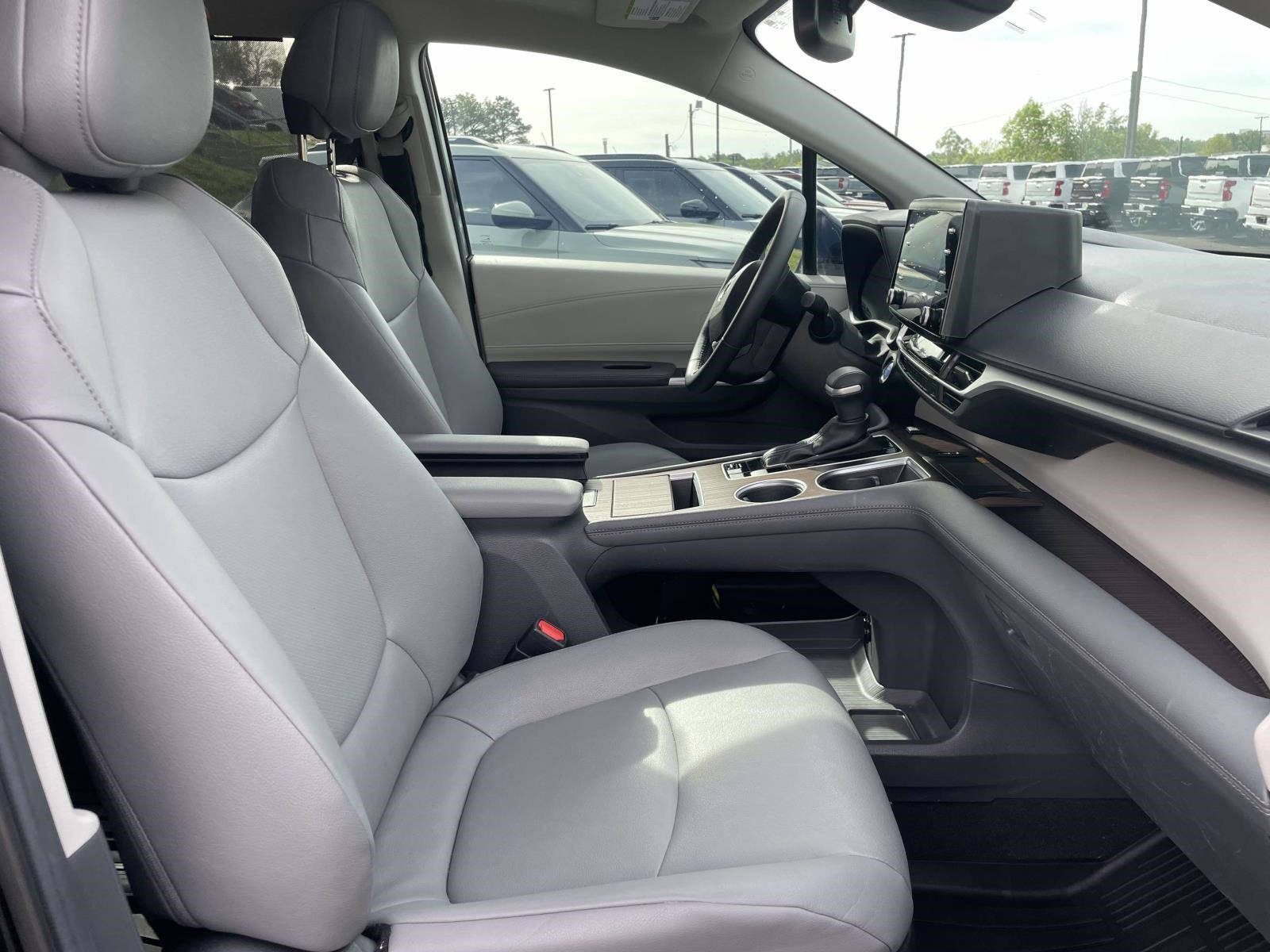 Used 2024 Toyota Sienna XLE FWD image 14