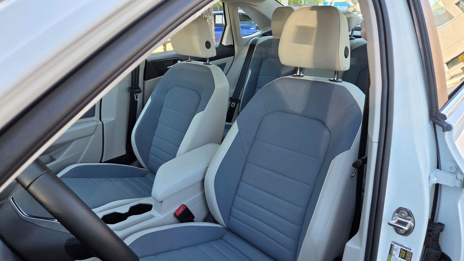 Certified 2025 Volkswagen Jetta SE w/ Sunroof Package FWD image 25