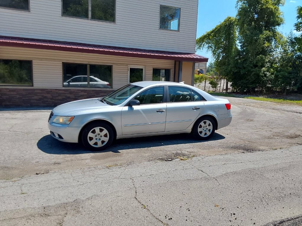 Used 2010 Hyundai Sonata GLS FWD image 2