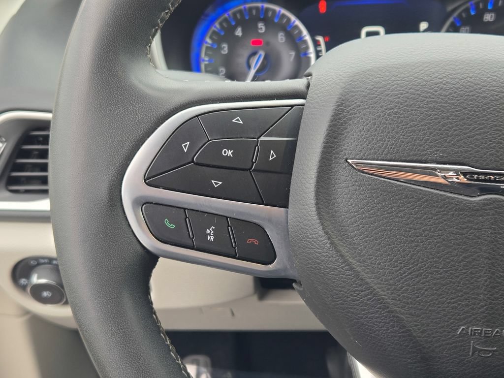 Used 2023 Chrysler Pacifica Touring-L FWD image 40