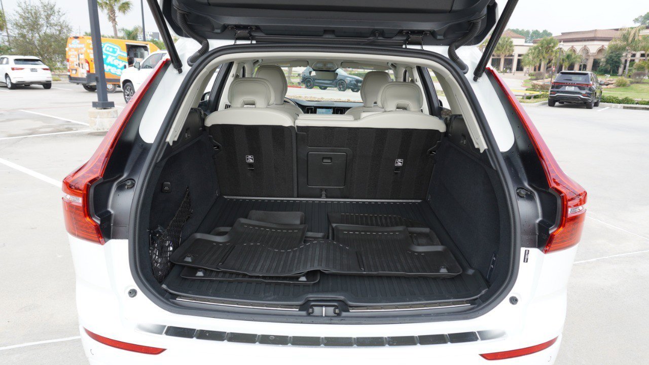 Used 2025 Volvo XC60 B5 Ultra w/ Protection Package Premier image 36