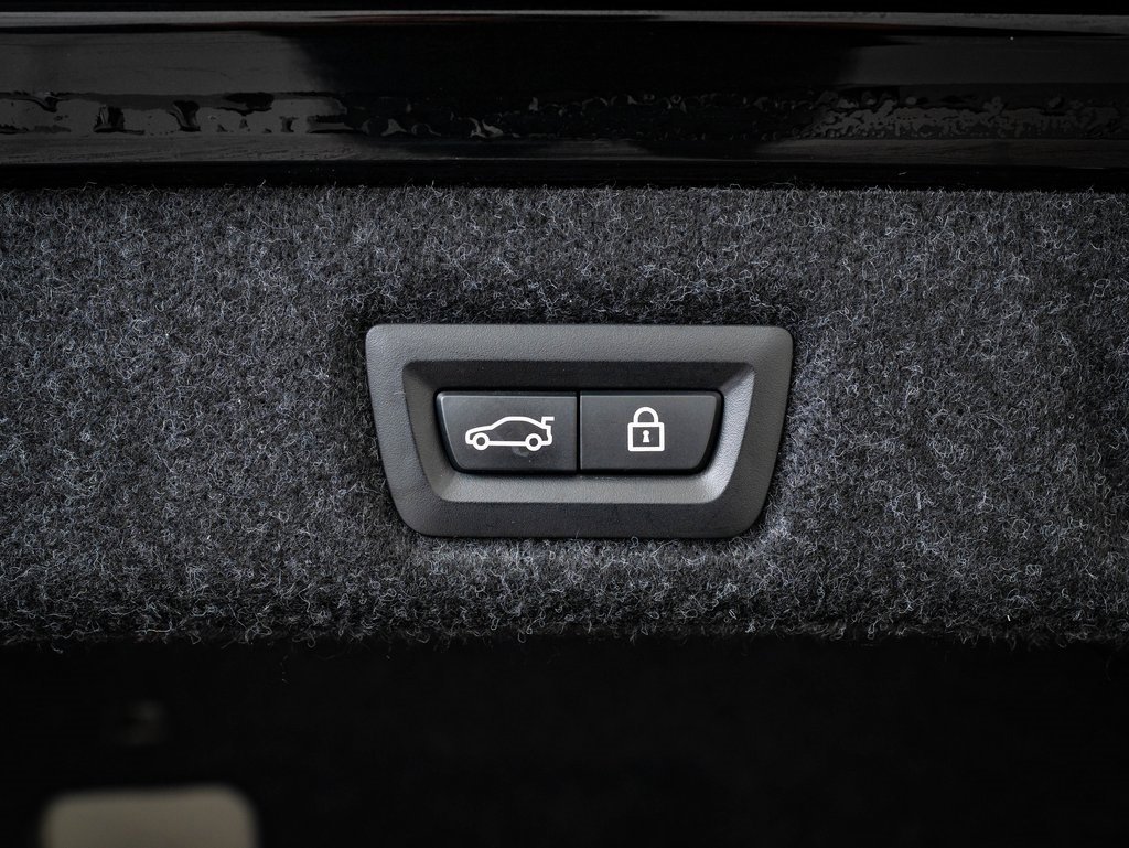 Used 2021 BMW 540i xDrive w/ Premium Package image 18