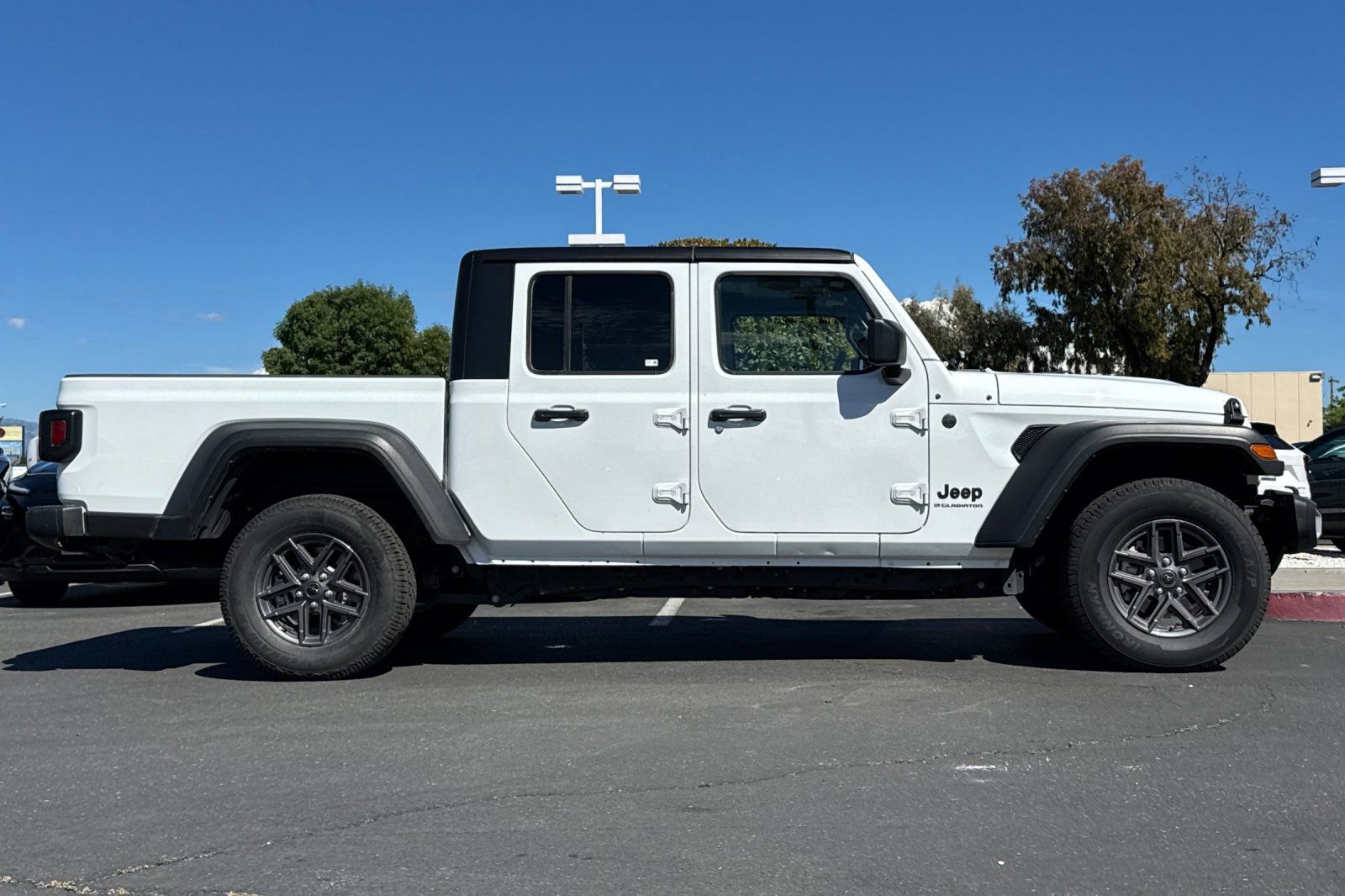 Used 2025 Jeep Gladiator Sport image 4