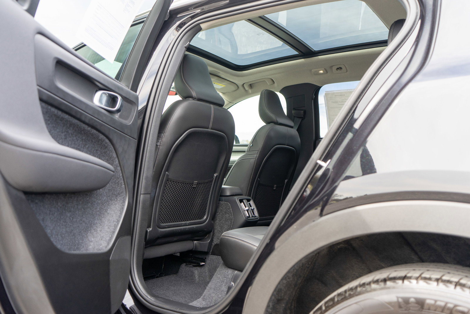 Used 2025 Volvo XC40 B5 Plus AWD/4WD image 28