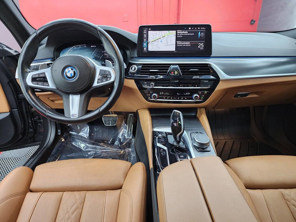 Used 2023 BMW 530e w/ M Sport Package image 15
