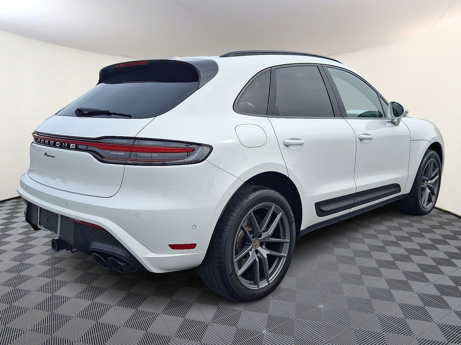 Used 2023 Porsche Macan image 4