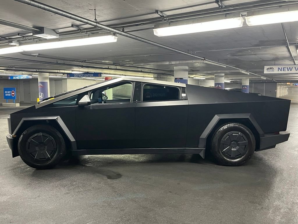 Used 2025 Tesla Cybertruck AWD Crew Cab image 34