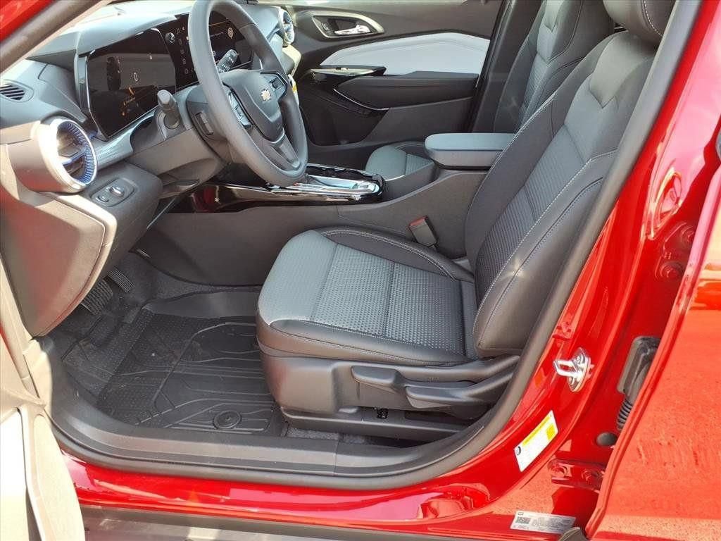 New 2026 Chevrolet Trax LT w/ LPO, Blackout Package FWD image 11