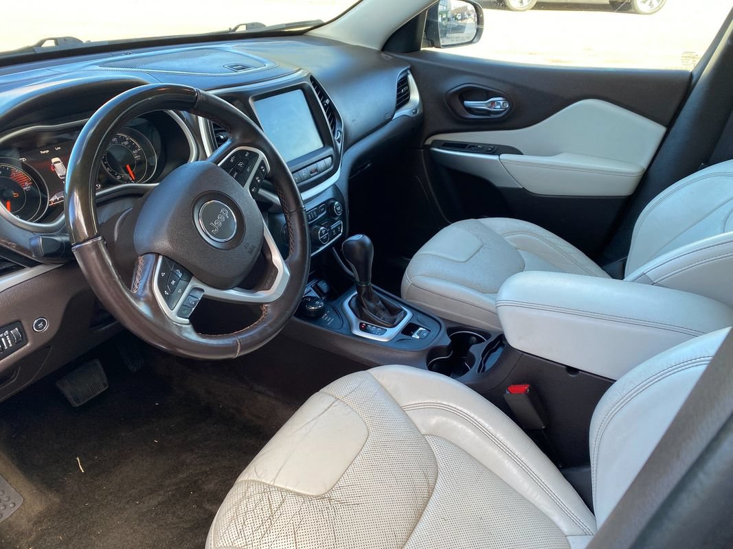 Used 2016 Jeep Cherokee Overland w/ Technology Group AWD/4WD image 9