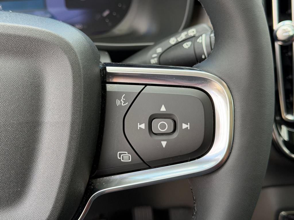 Certified 2023 Volvo XC40 B5 Plus w/ Driver Assist Package AWD/4WD image 27