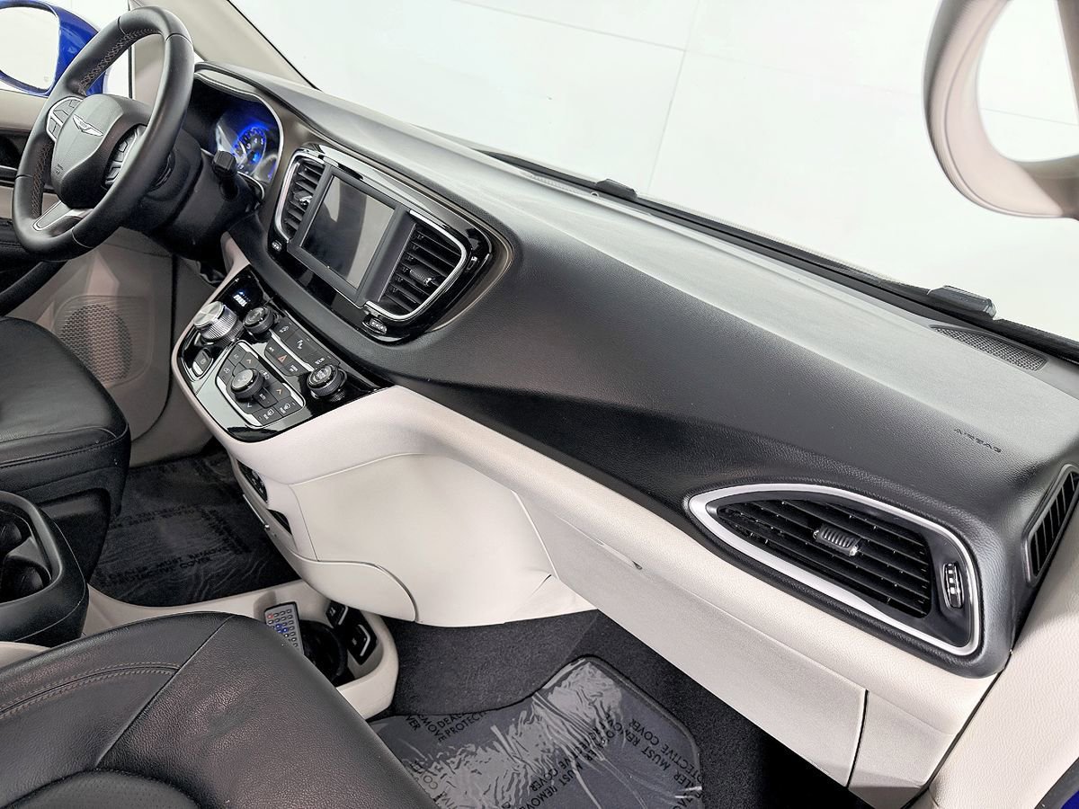 Used 2018 Chrysler Pacifica Touring-L w/ Tire & Wheel Group FWD image 49