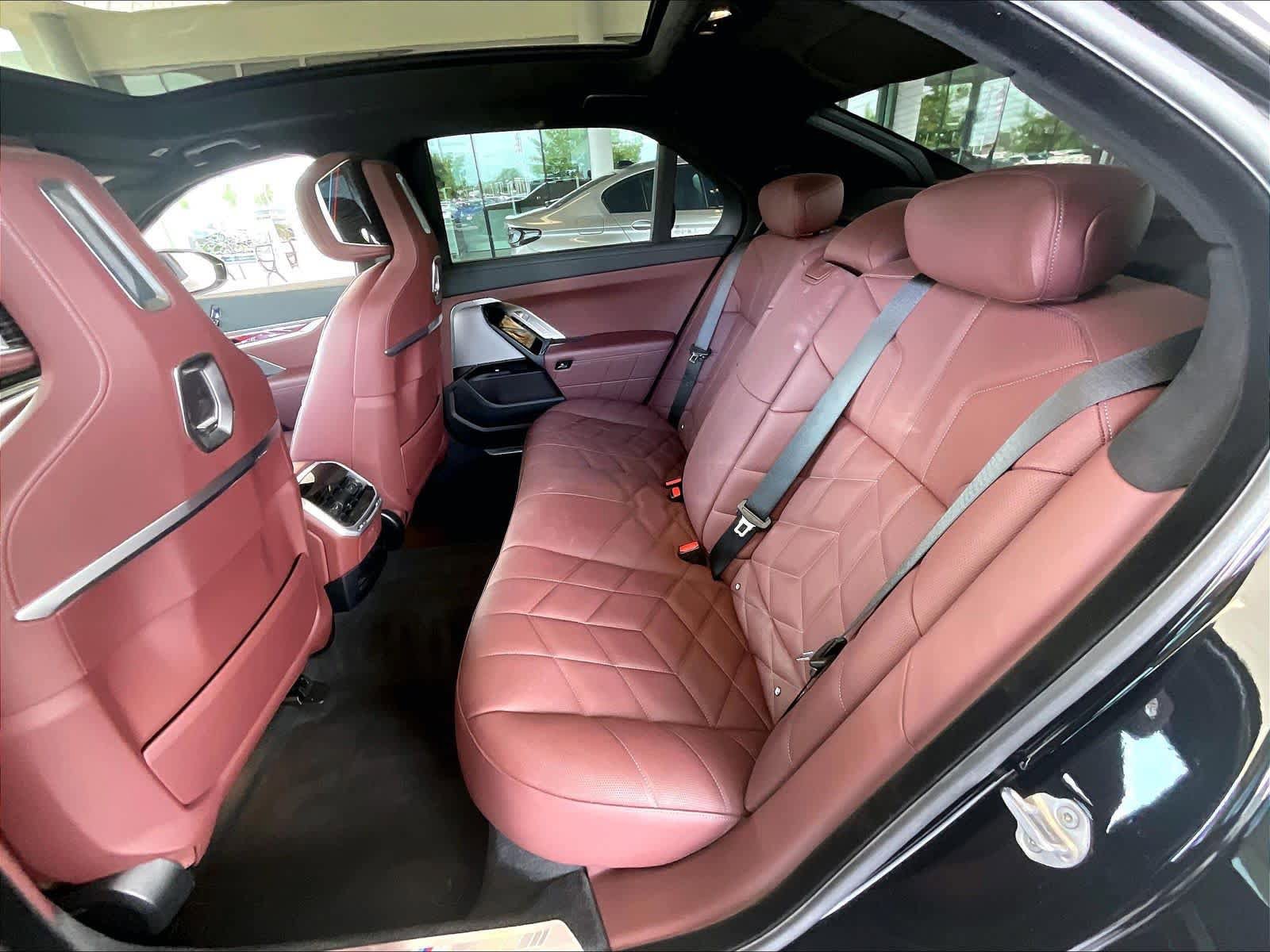 Used 2025 BMW 740i w/ Premium Package RWD image 29