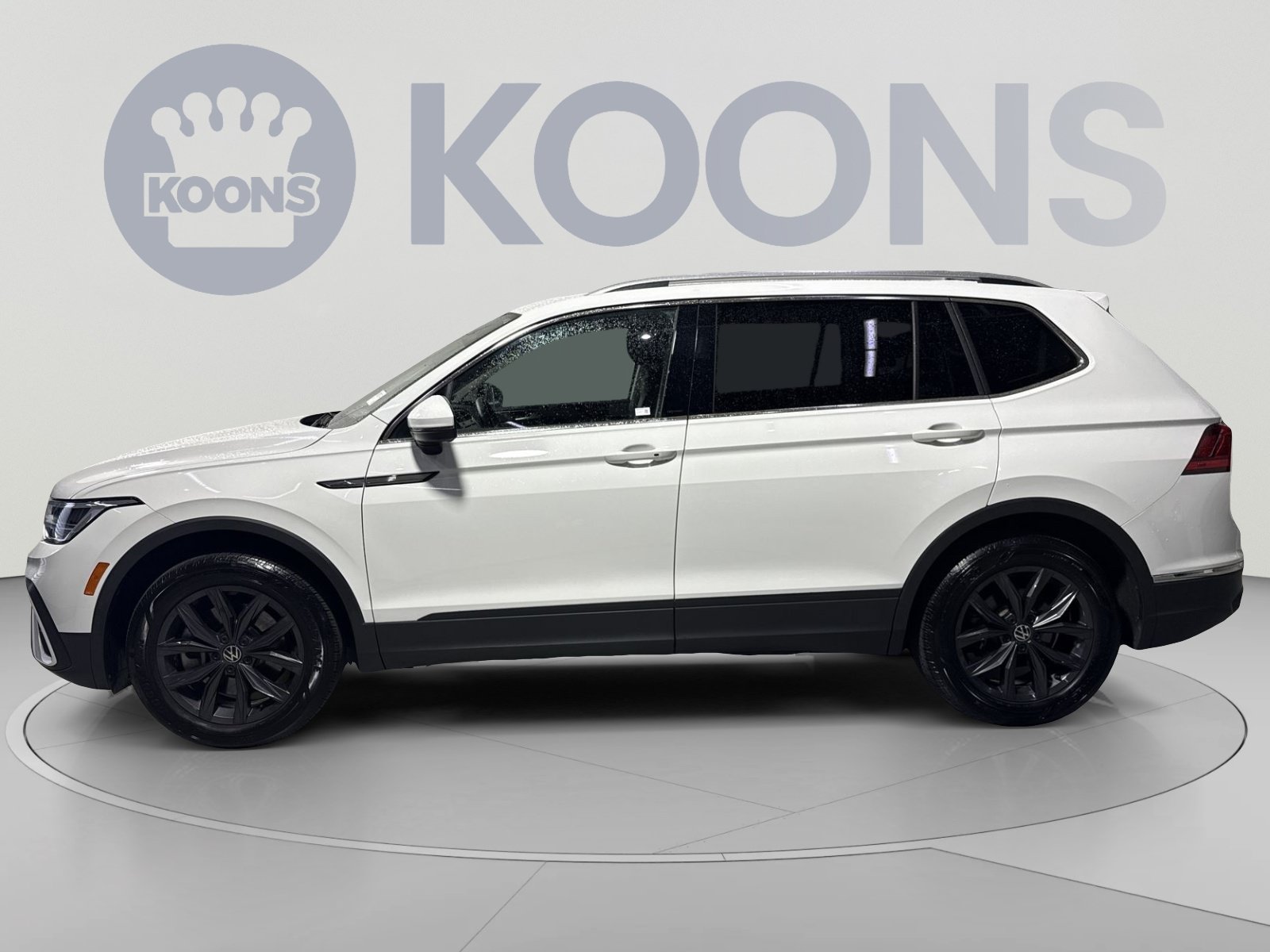 Used 2024 Volkswagen Tiguan SE w/ Panoramic Sunroof Package AWD/4WD image 7